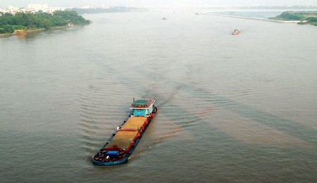 A barge travels along a strech of Hong (Red) River in Ha Noi. The city waterway transport is not fully exploited because of obstacles in infrastructure and burdensome procedures. (Photo: VNA/VNS) A barge travels along a strech of Hong (Red) River in Ha Noi. The city waterway transport is not fully exploited because of obstacles in infrastructure and burdensome procedures. (Photo: VNA/VNS)